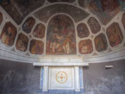 Le raffigurazioni rivestono interamente tutte le pareti e sono inserite all�interno di ottagoni le cui misure e collocazioni variano a seconda dell�importanza dei santi ritratti. Iconografie che riprendono le rappresentazioni dei santini devozionali di fine 800
